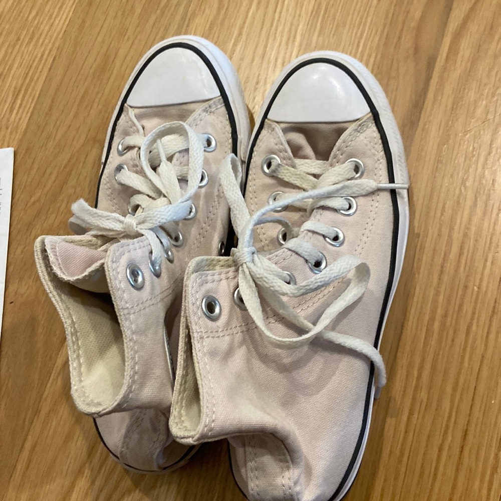 Girls/ women’s pink converse size 5.5